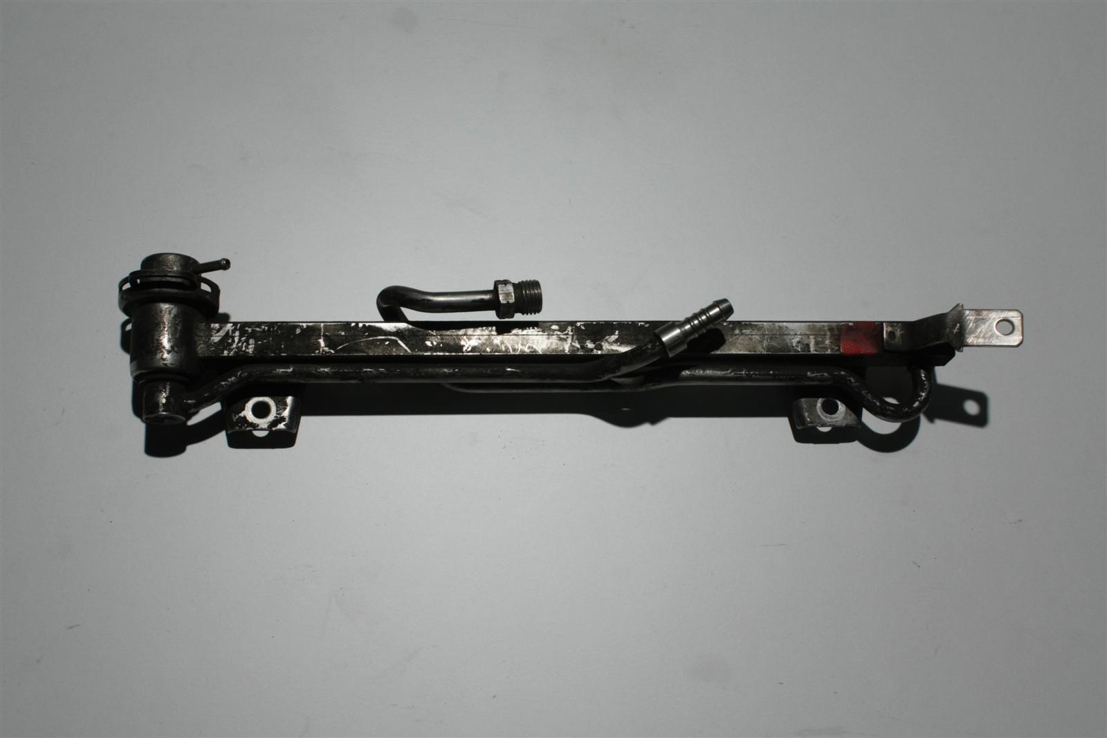Audi A4 B5 1.6l 101PS ADP/AHL Einspritzleiste + Benzindruckregler 050133681A 
