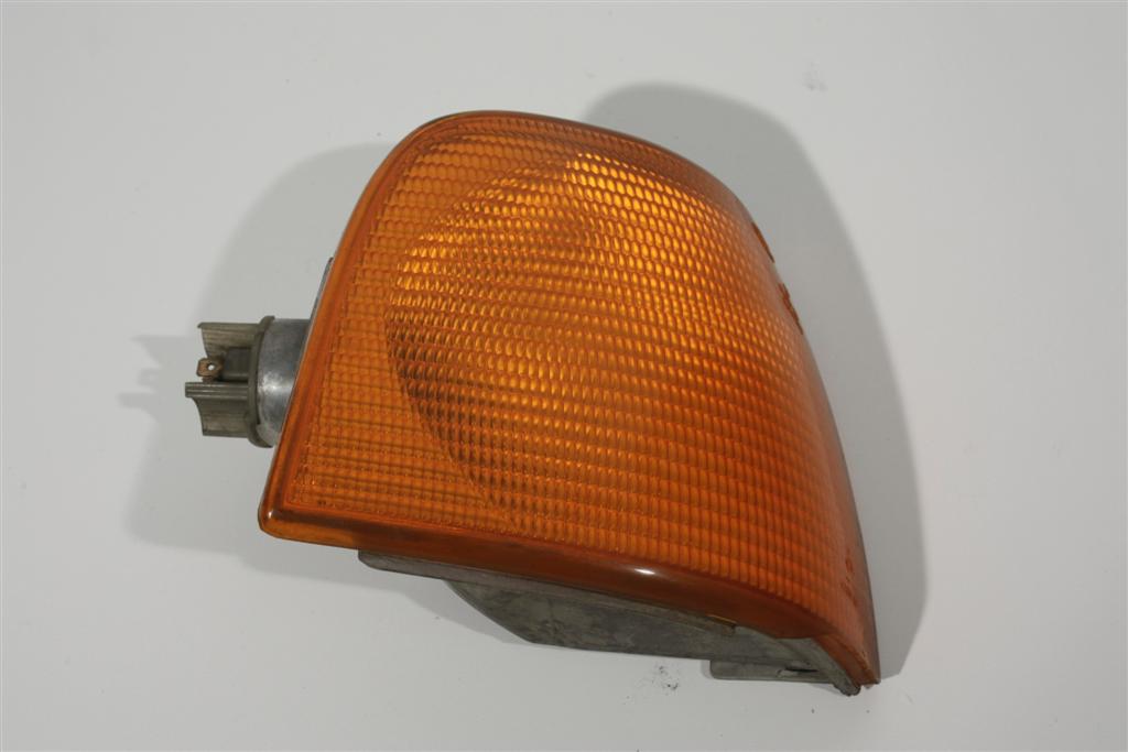 Audi 100 Typ 44 Blinker vorne Rechts gelb 443953050E 