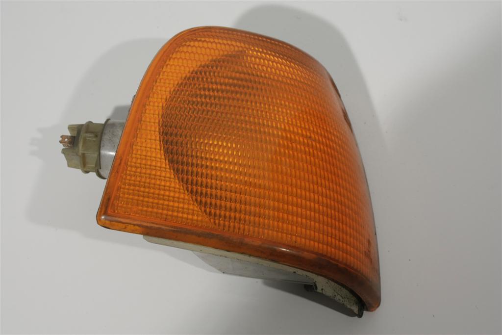 Audi 100 Typ 44 Blinker vorne Rechts gelb 443953050E 