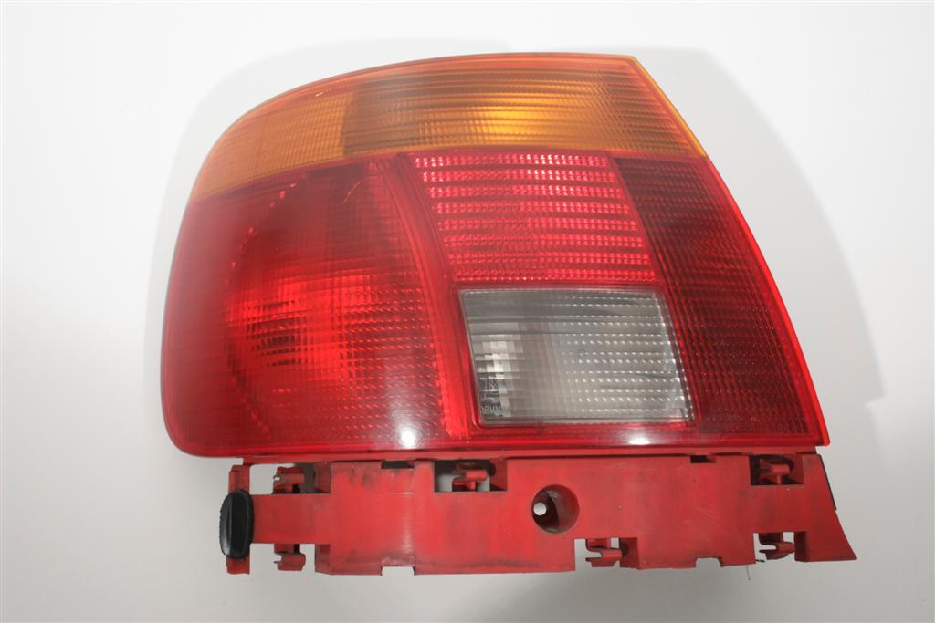 Audi A4/B5 Limousine Blinker/Rücklicht hinten Links gelb/rot 8D0945095A 