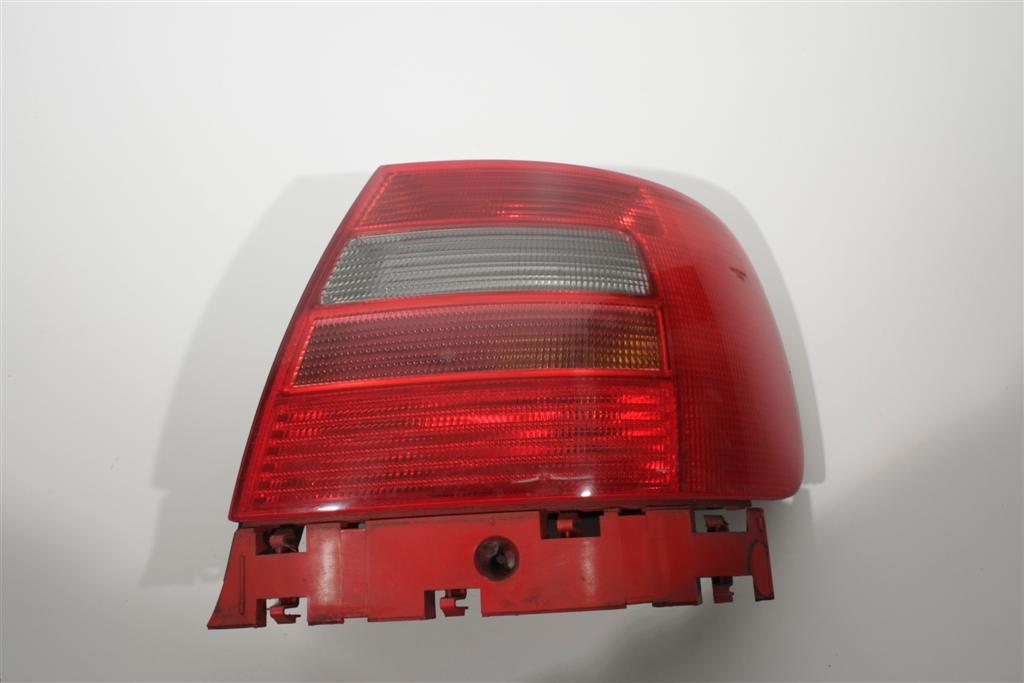Audi A4/B5 Limousine Blinker/Rücklicht hinten Rechts rot 8D0945096D 