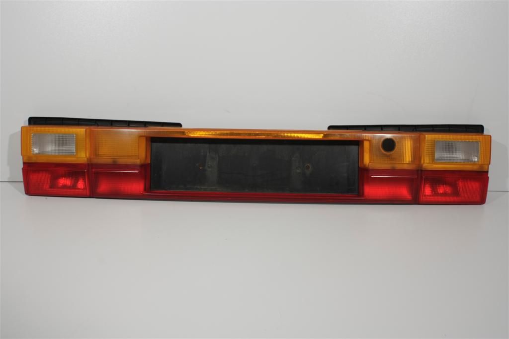 Audi 200 Typ 44 Limousine Rücklichtband/Kennzeichenblende 447945695J 