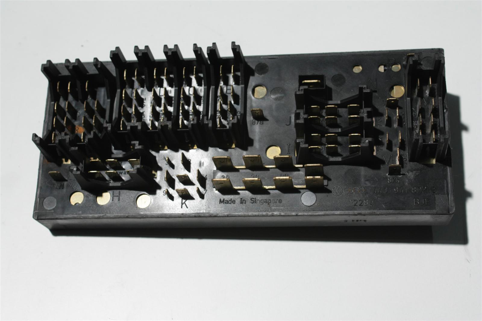 Audi 80/100/200/V8 Relaisplatte Zentralelektrik 443941822B 